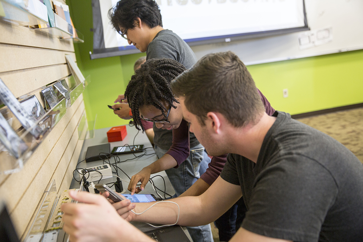 Students attending a device in the Device User Learning Lab (DULL)